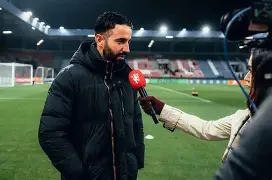 英雄联盟最新官网-清晨突围战来临，曼联围绕欧联官宣签约，赛场秩序良好，团队化学反应显著(曼联欧联杯集锦)